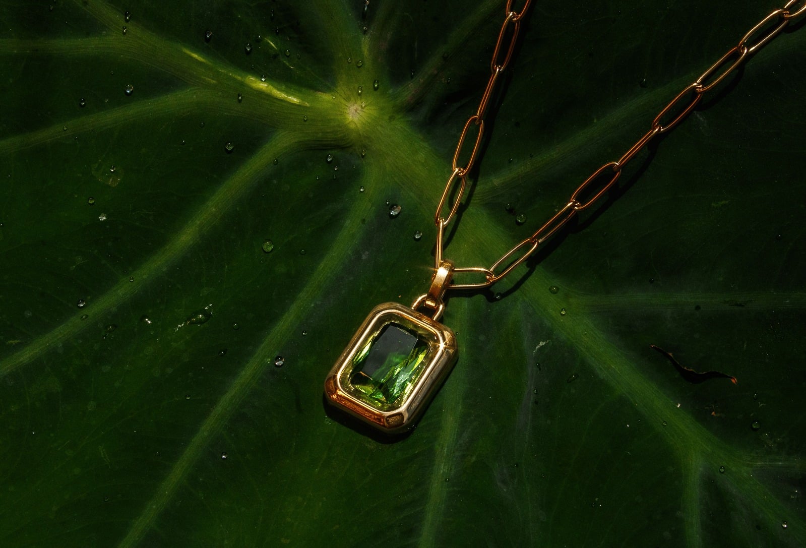 Cubic zirconia pendant with chainlink necklace